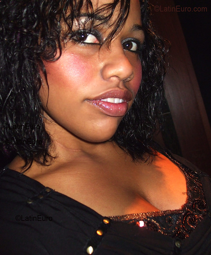 Date this athletic Spain girl Viviane from  B2745