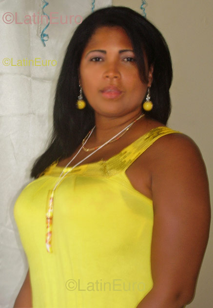 Date this nice looking Dominican Republic girl Jhureily from Barahona N-242
