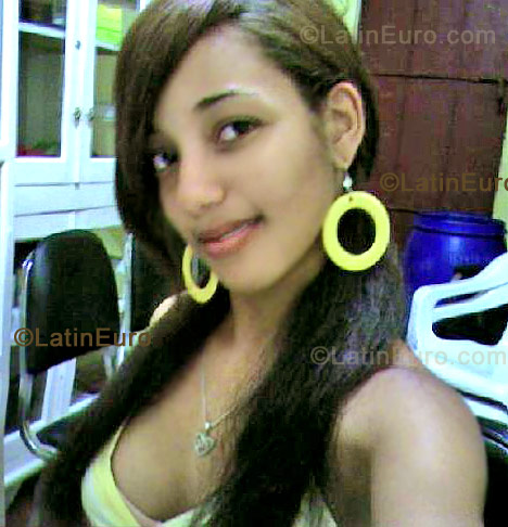 Date this hot Dominican Republic girl Lilian from Barahona N-398
