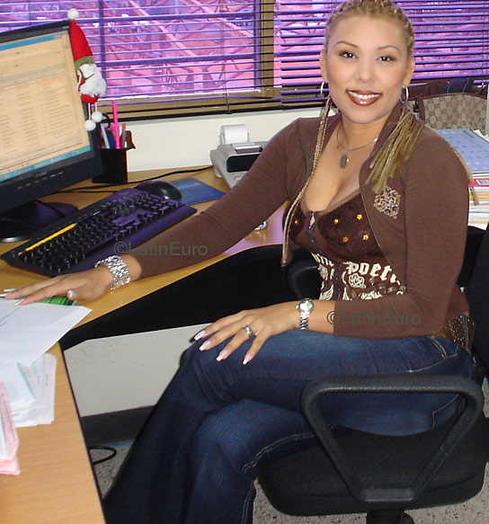 Date this voluptuous Venezuela girl Belkis from  N1185