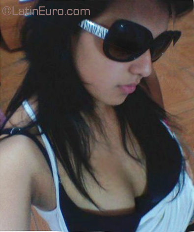 Date this happy Ecuador girl Angela Daniela from Quito EC24