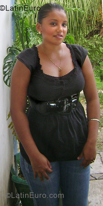 Date this attractive Honduras girl Karina Lizeth from Potrerillos HN245