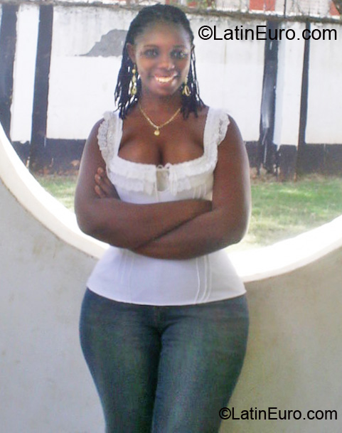 Date this hard body Kenya girl Lovie from Nairobi KE28