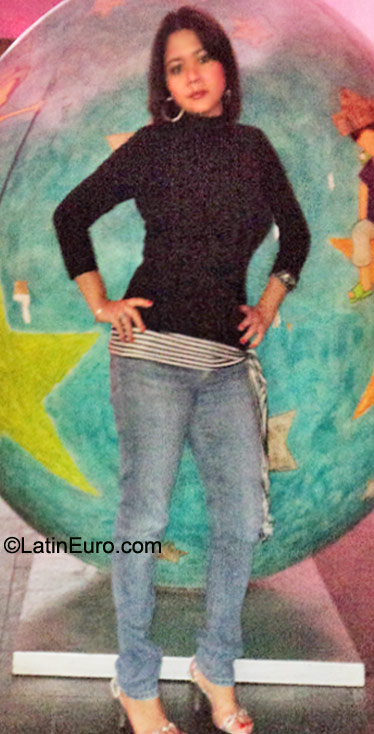 Date this good-looking El Salvador girl Mercedes from San Salvador SV25