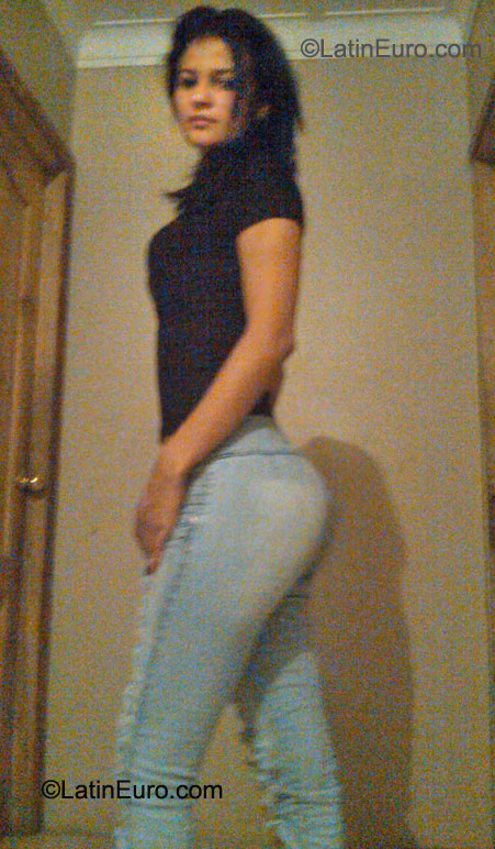 Date this happy Ecuador girl Hanna77 from Guayaguil EC142