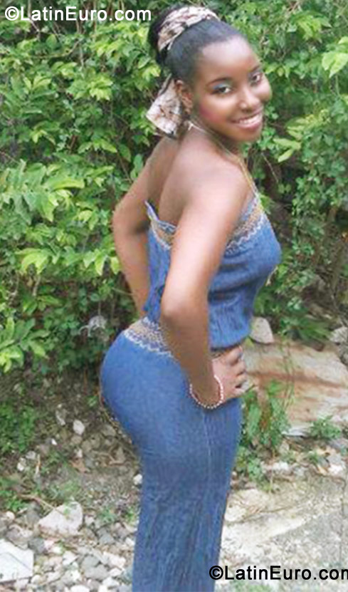Date this charming Jamaica girl Samantha from Nine Mile JM544