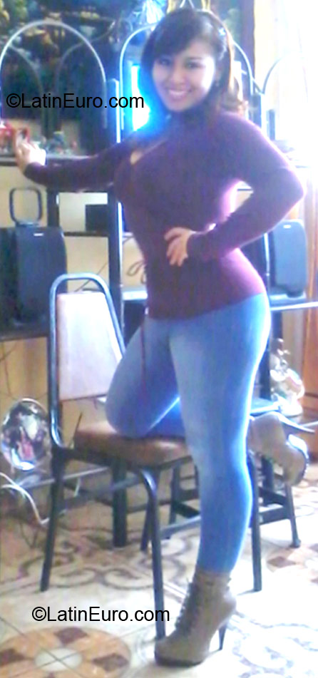 Date this hot Canada girl Julissa from Lima CA512