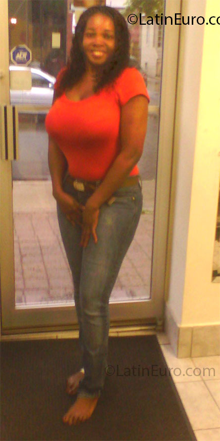 Date this attractive Canada girl Yesenia from Toronto CA552