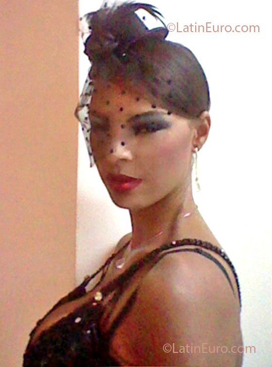 Date this cute Brazil girl Weslani from Porto Segur o BR7335