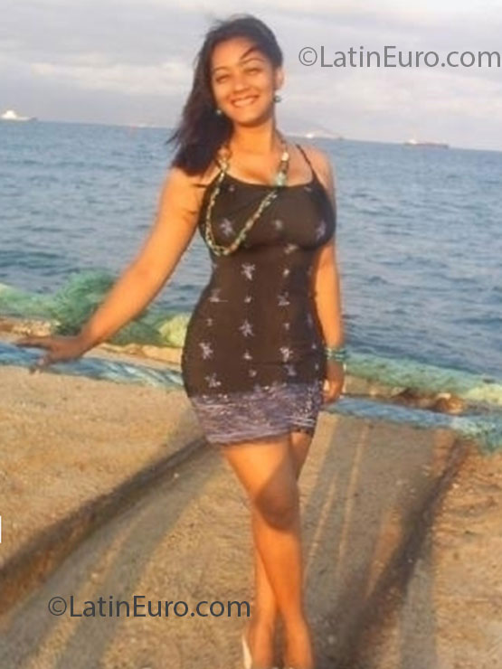 Date this voluptuous Dominican Republic girl Digna from Barahona DO22187