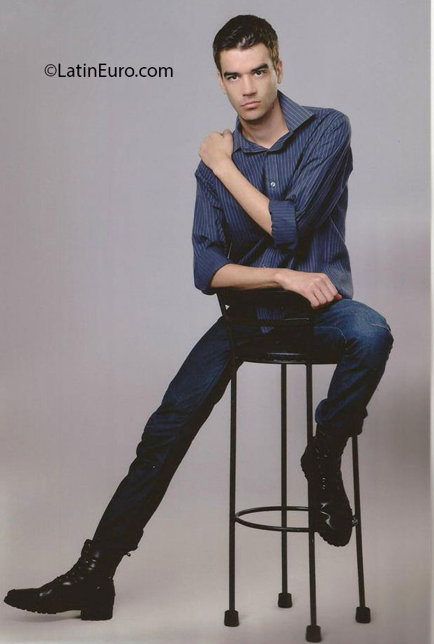 Date this hard body Brazil man Guilherme from Santa Maria BR7446