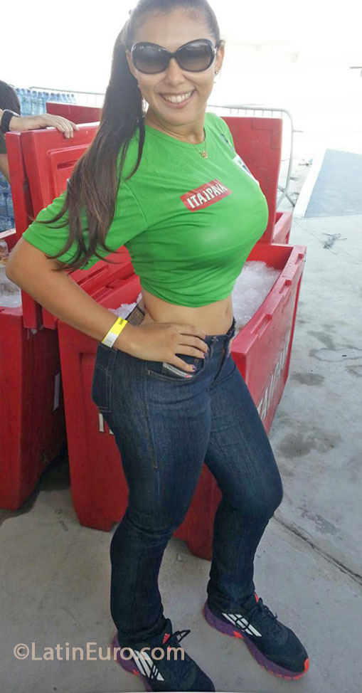 Date this voluptuous Brazil girl Monique from Rio De Janeiro BR7931