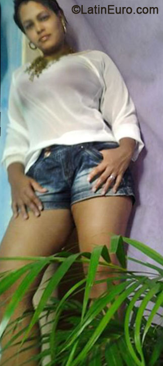 Date this nice looking Brazil girl Ana Paula from Salvador BR9344
