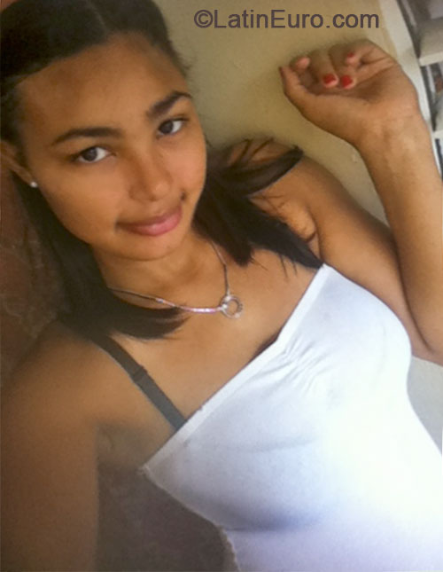 Date this happy Dominican Republic girl Lily from San Francisco De Macoris DO18543