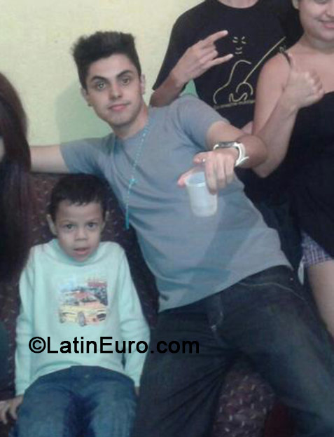 Date this happy Brazil man Douglas from Sao Paulo BR8774