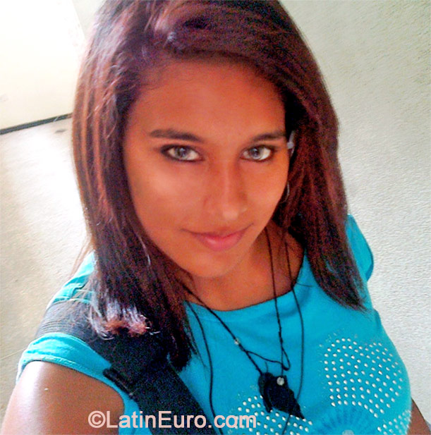 Date this pretty Venezuela girl Andrea from Caracas VE282