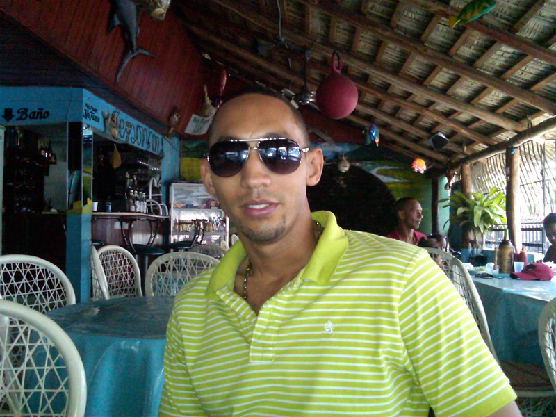Date this tall Dominican Republic man Ronny from Santo Domingo DO19427