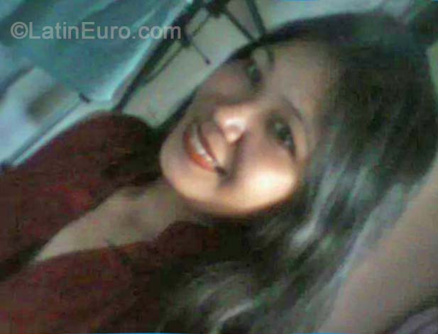 Date this happy Philippines girl Monena from Manila PH667