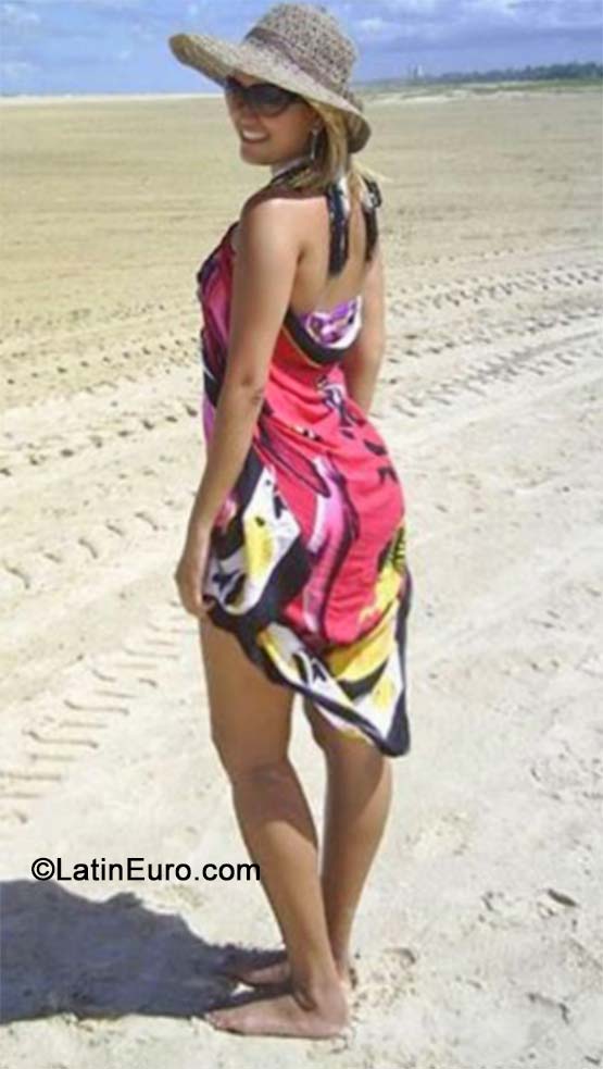 Date this attractive Brazil girl FanieAraujo from Aracaju BR8945