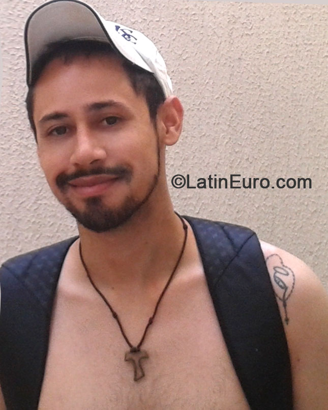Date this voluptuous Brazil man Lucas from Uberlandia BR9056