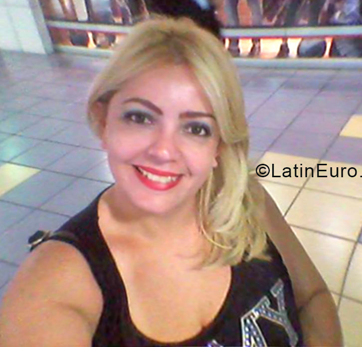 Date this happy Venezuela girl Emanuelle from Valencia VE337