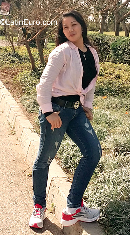 Date this exotic Philippines girl Lucil from Cebu City PH738