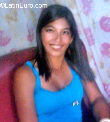 Date this foxy Venezuela girl Carolina from Caracas VE359