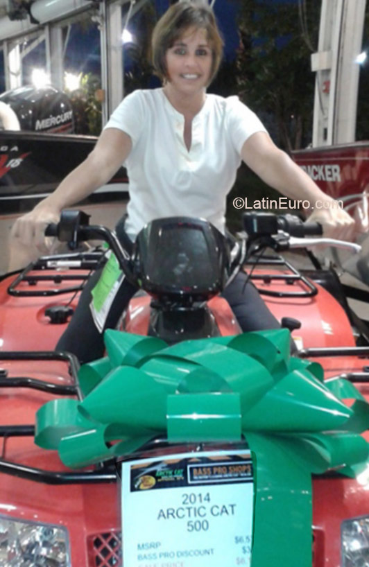 Date this happy Venezuela girl Carolina from Carcas VE407