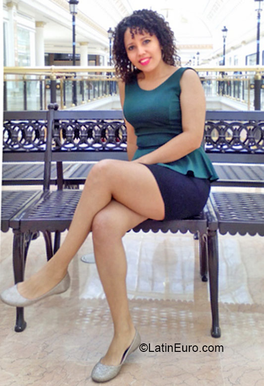 Date this voluptuous Spain girl Abigai from Madrid HN1460