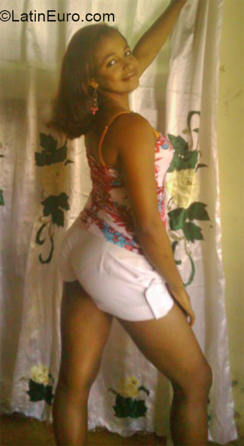 Date this sensual Dominican Republic girl Nikaury from San francisco de macoris DO21598