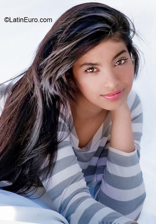 Date this pretty Venezuela girl Carolina from Merida VE435