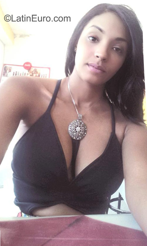Date this foxy Dominican Republic girl Carlina from San francisco de macoris DO22883