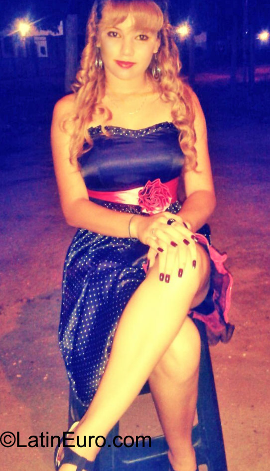 Date this georgeous Venezuela girl Daniela from Caracas VE616