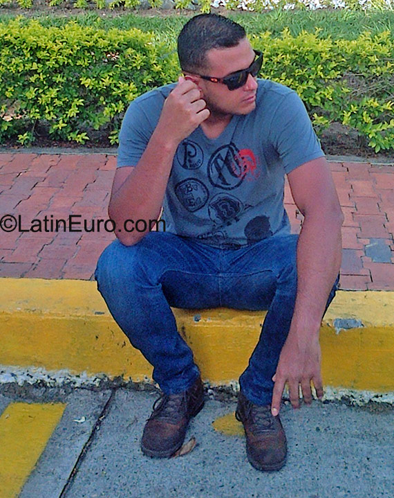 Date this hard body Colombia man Alexander from Pereira CO17978