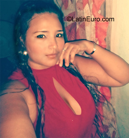 Date this nice looking Honduras girl Yajairia from La Ceiba HN1700