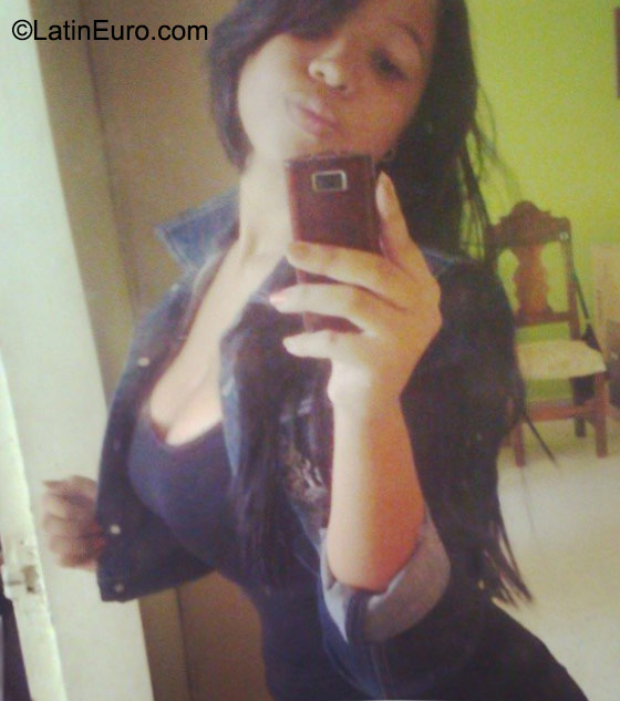 Date this georgeous Venezuela girl Fandi from Caracas VE631