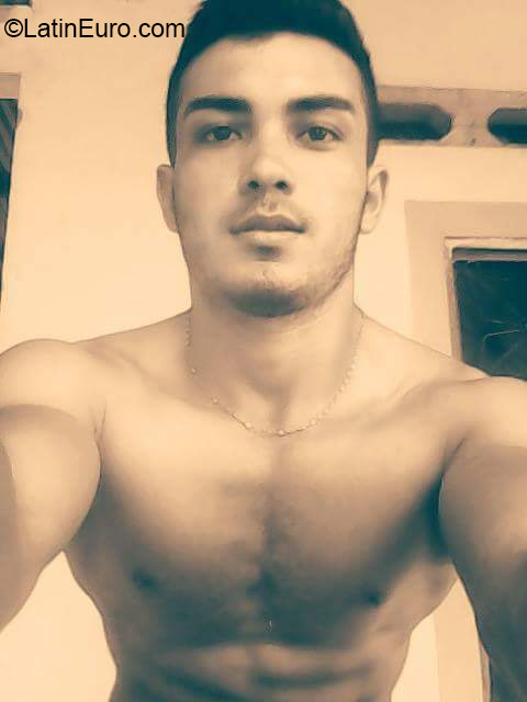 Date this sultry Colombia man Darwin from Bogota CO18408