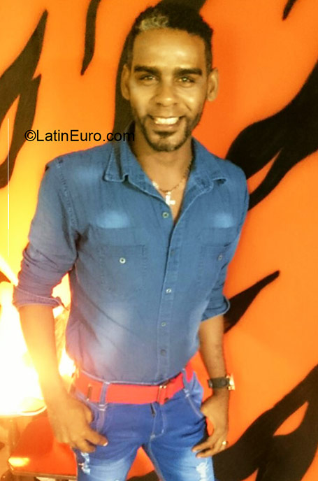 Date this nice looking Dominican Republic man Nestor from Santo Domingo DO24340