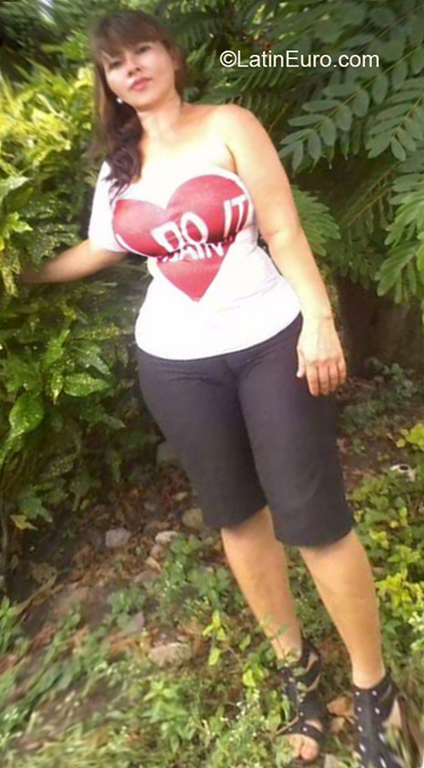 Date this voluptuous Honduras girl Dina from La Ceiba HN1898