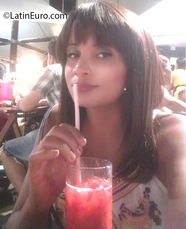 Date this georgeous Brazil girl Andrea from Salvador BR9565