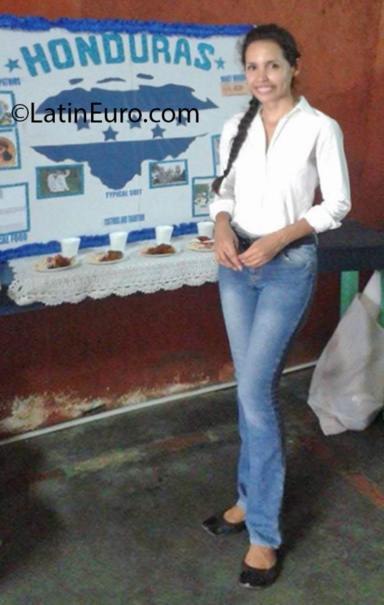 Date this stunning Honduras girl Martinez from Tegucigalpa HN2165
