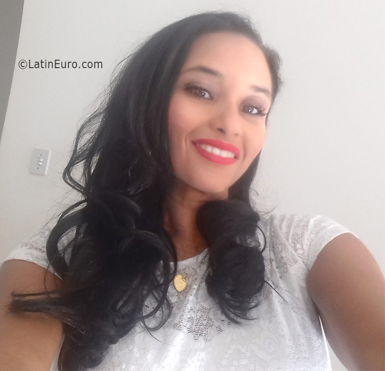 Date this hard body Brazil girl Ludmila from Salvador BR9696