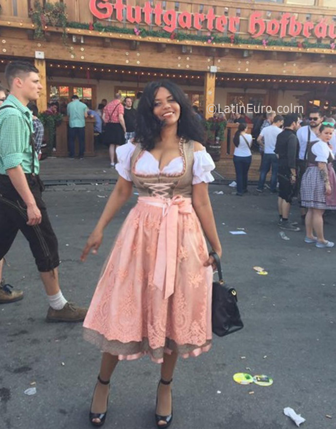 Date this happy Germany girl Luanda from Stutgart BR9702