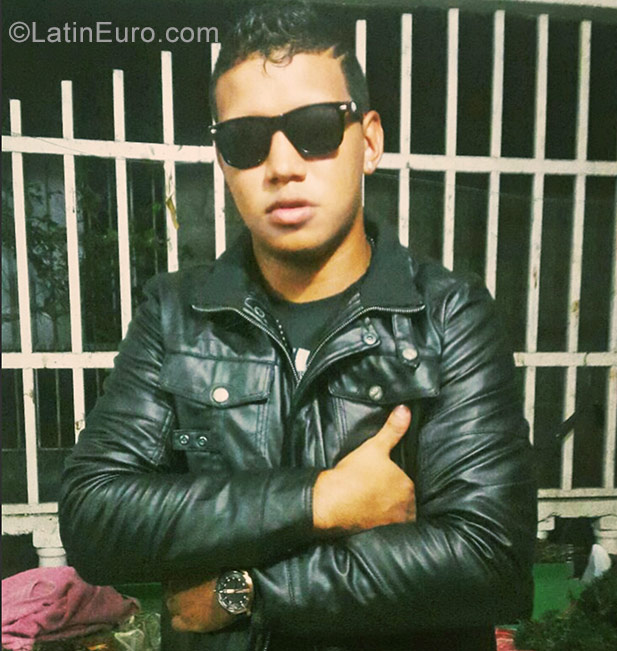 Date this funny Panama man Brayan from Panama City PA1036