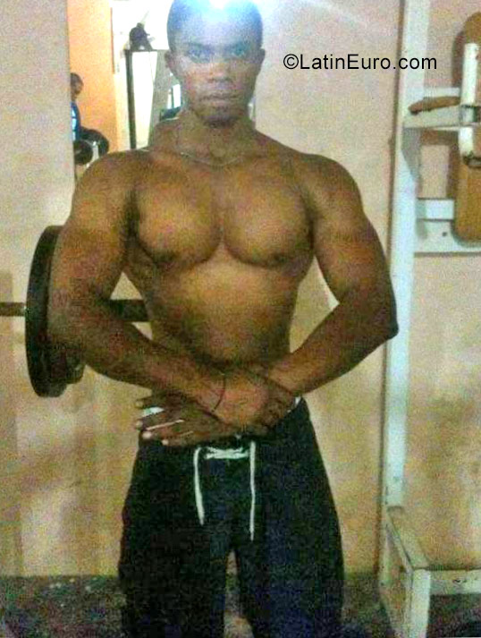 Date this hard body United States man WILBI from Santo Domingo US17731