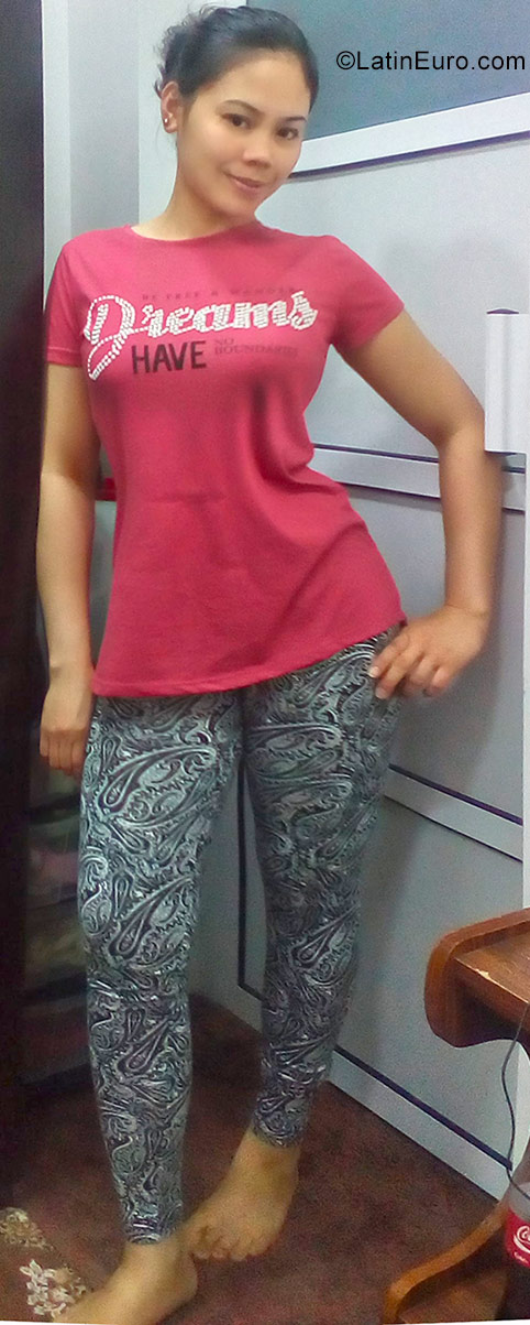 Date this delightful Philippines girl Jenerose from Bacolod City - I also work in Bahrain PH955