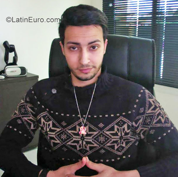 Date this hot United States man Frank from Los Angeles US18242