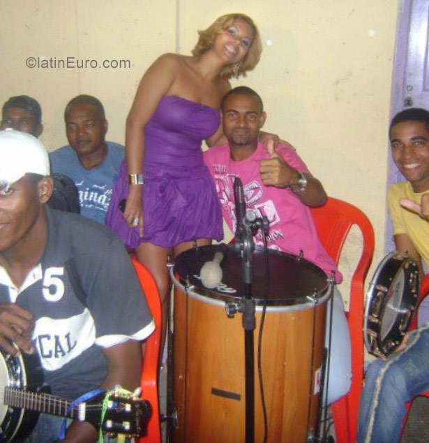 Date this attractive Brazil girl Vivian from Salvador BR10110