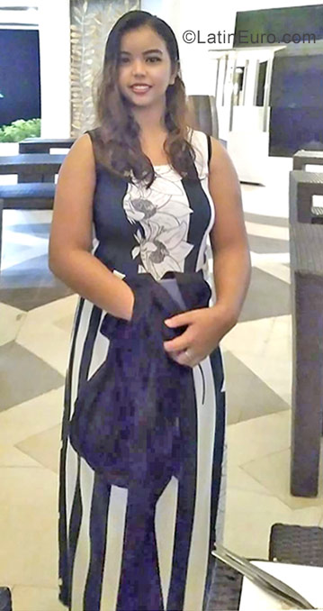 Date this happy Philippines girl Yhanna from Pasay City PH978