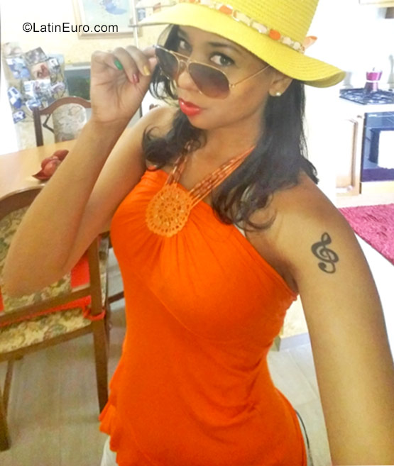 Date this attractive Italy girl Perola from Turin IT291